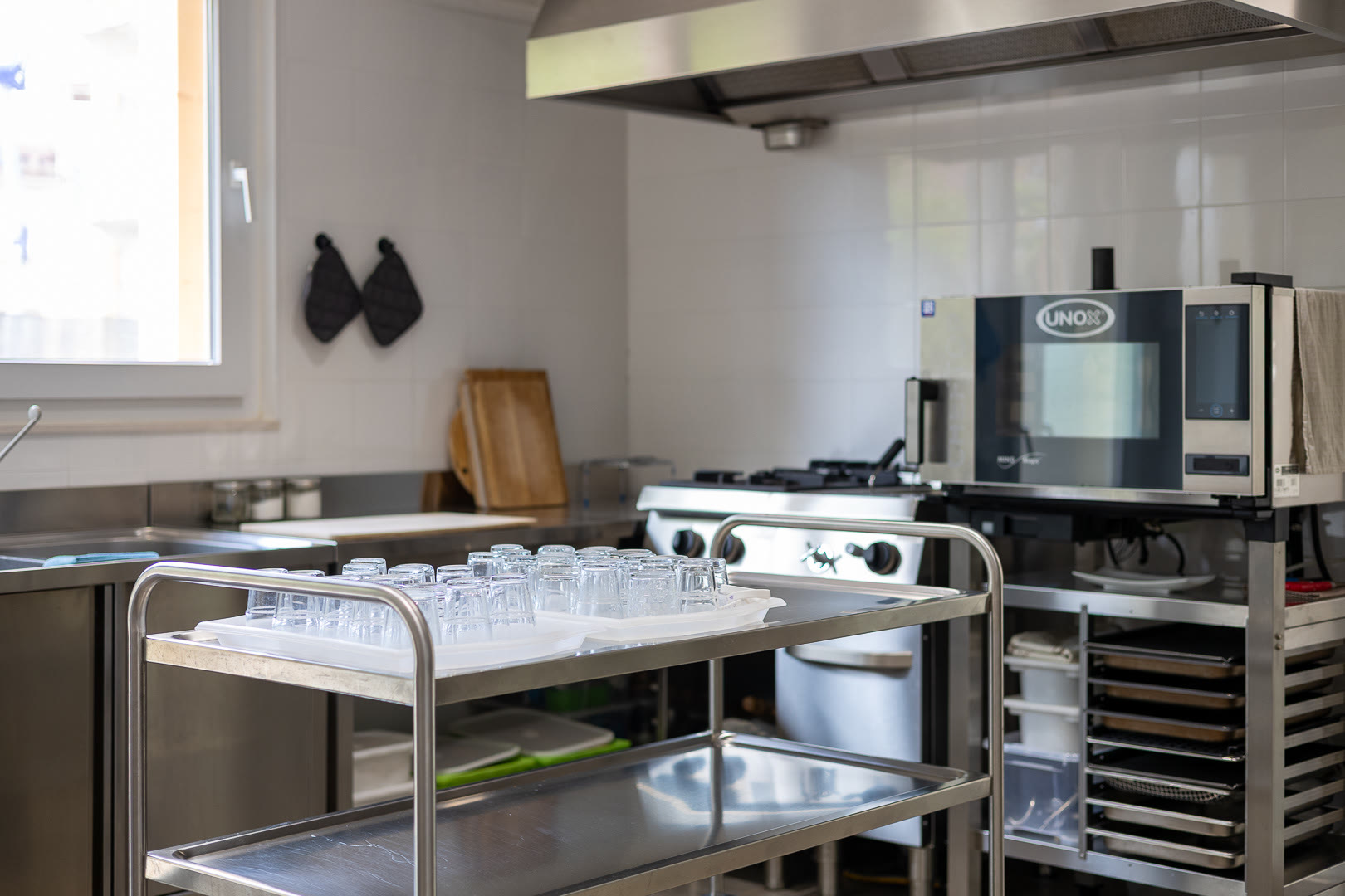 Dettaglio della cucina interna, con le pentole e gli utensili in ordine.