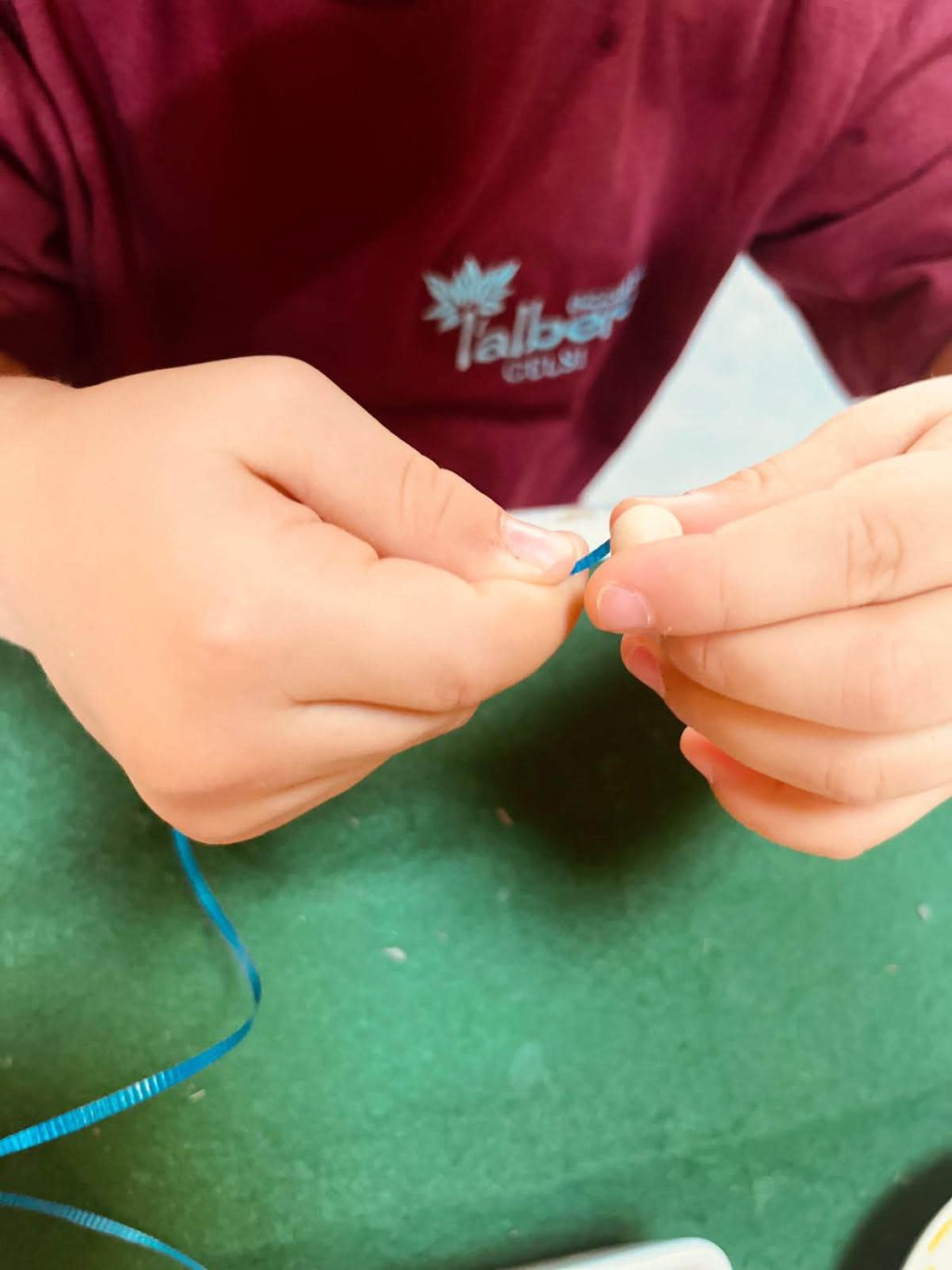 Mani di persona che tagliano un nastro blu con forbici