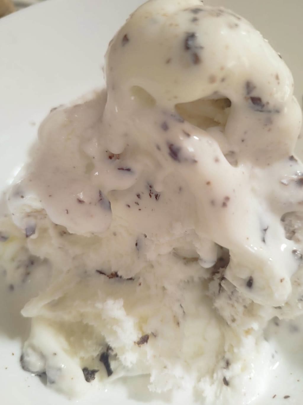 Una palla di gelato con pezzi di cioccolato
