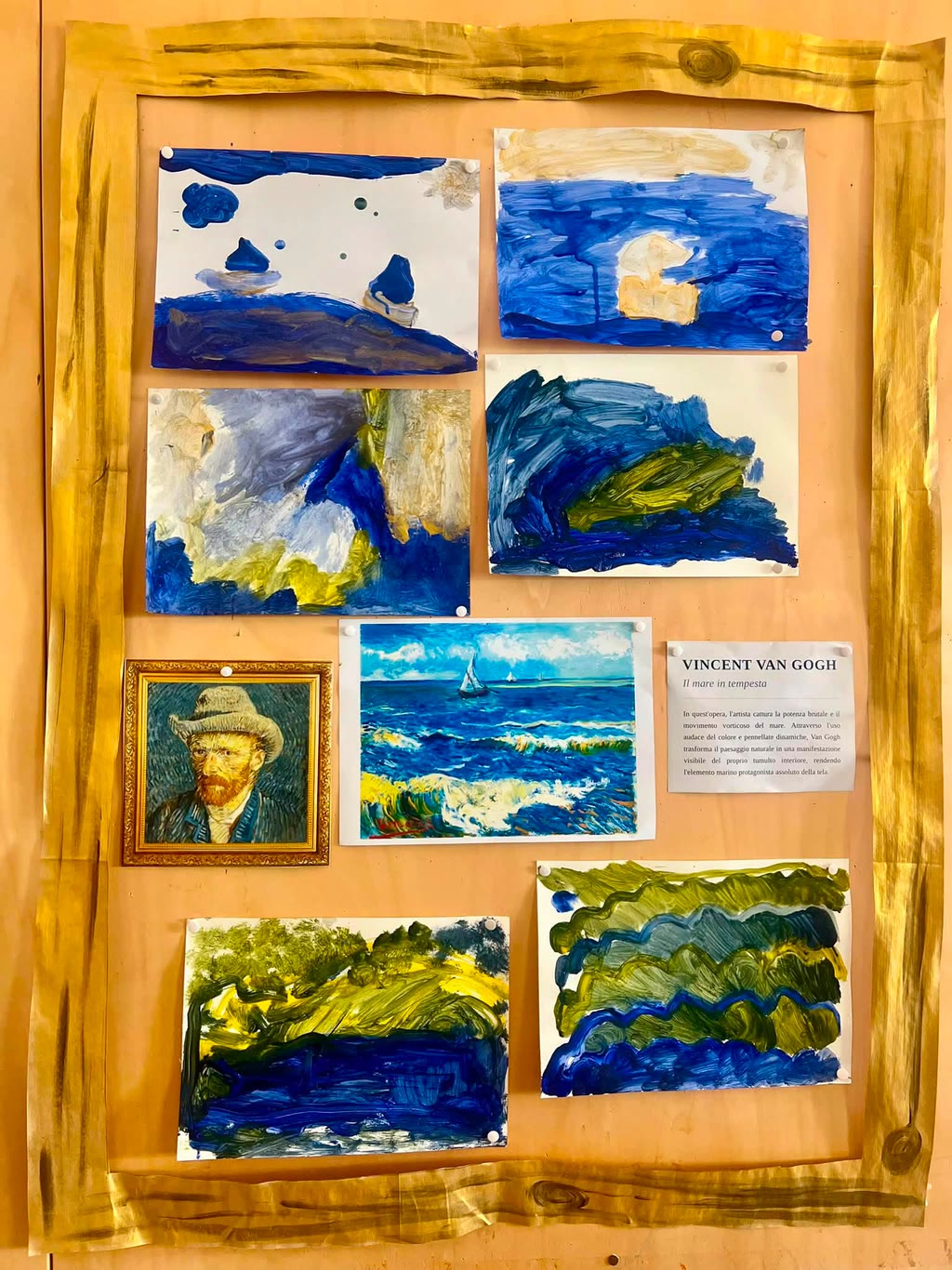 Mostra una raccolta di dipinti marini, alcuni ispirati a Van Gogh, su un telaio di legno