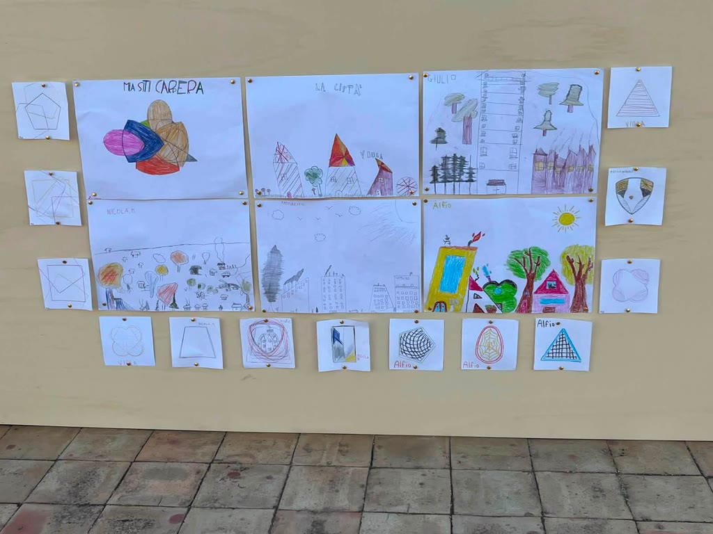 Disegni di bambini su carta appesi su una parete