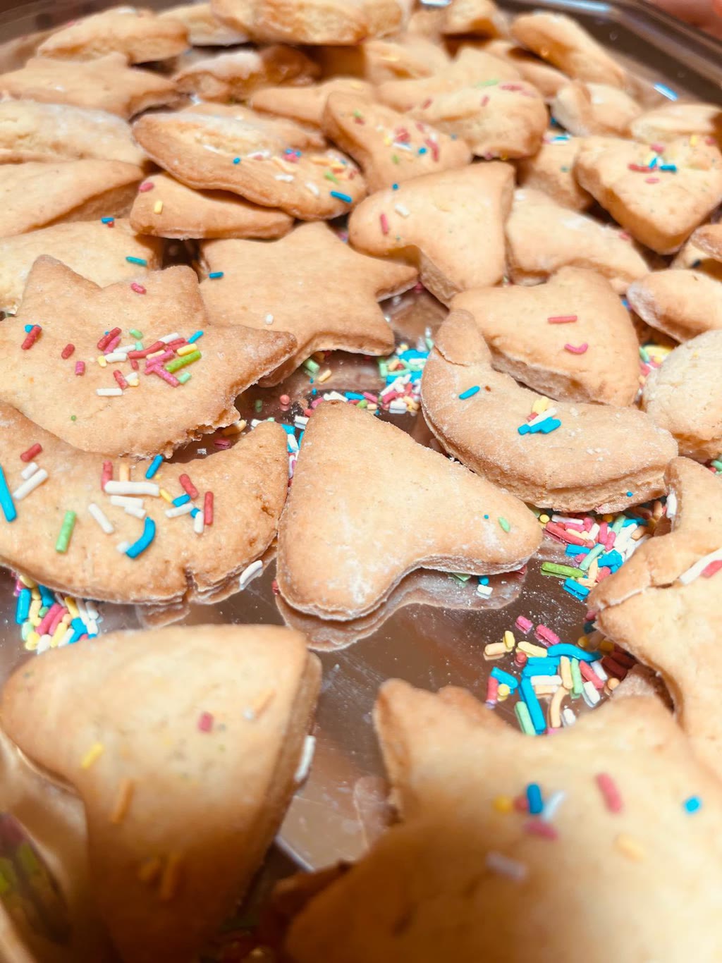 Biscotti a forma di stella con glassa e caramelle colorate