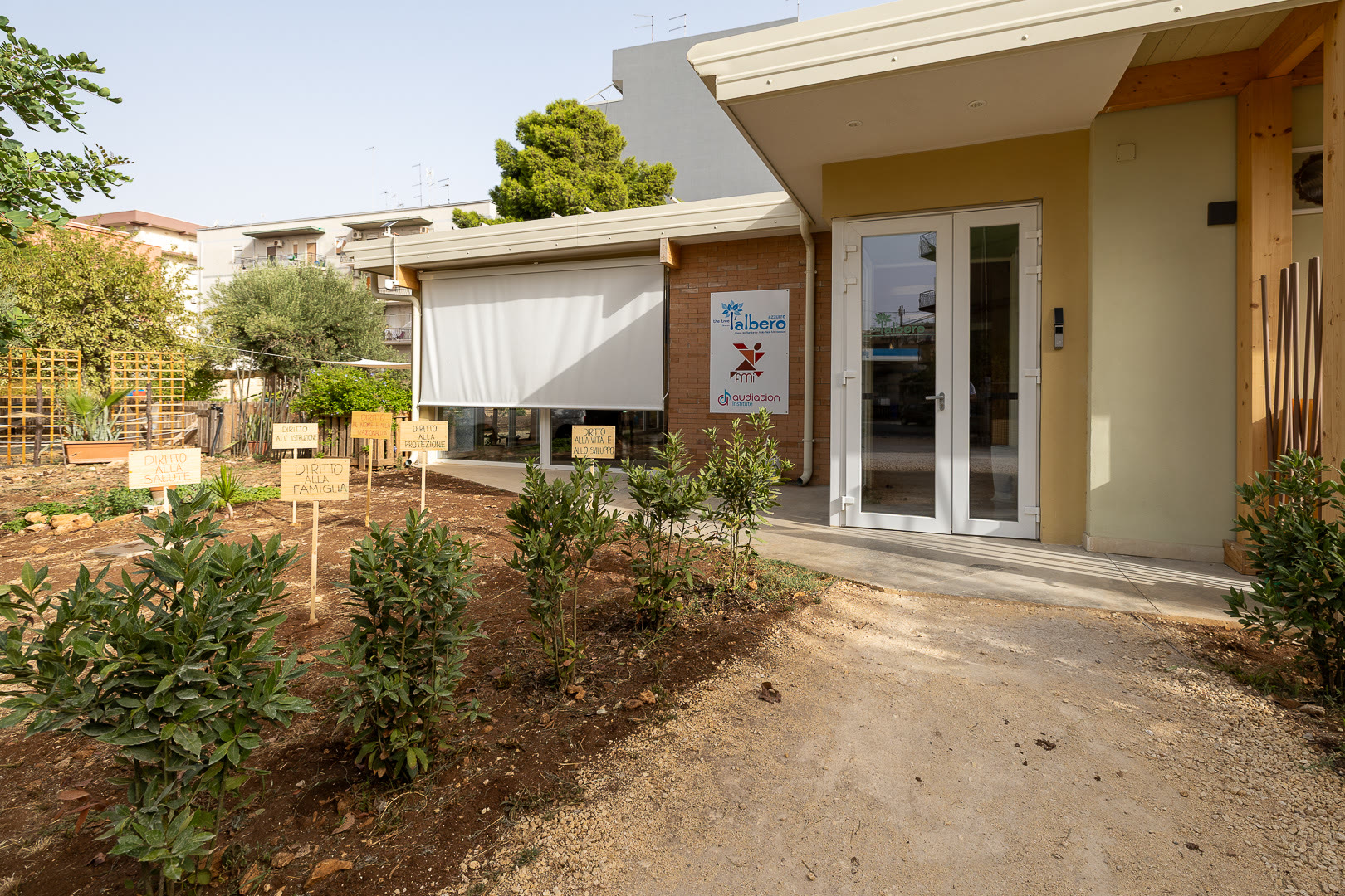 L'edificio in legno della sede di via Filisto, visto dal vialetto del giardino.