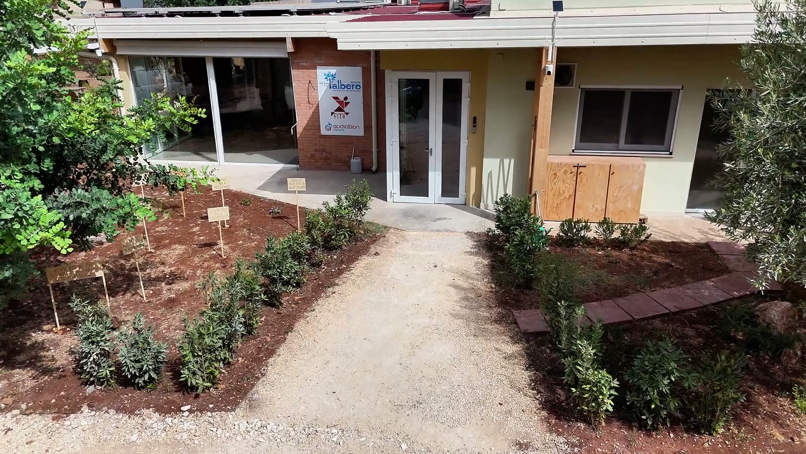 Il vialetto d'ingresso della scuola di via Filisto, fra gli ulivi.