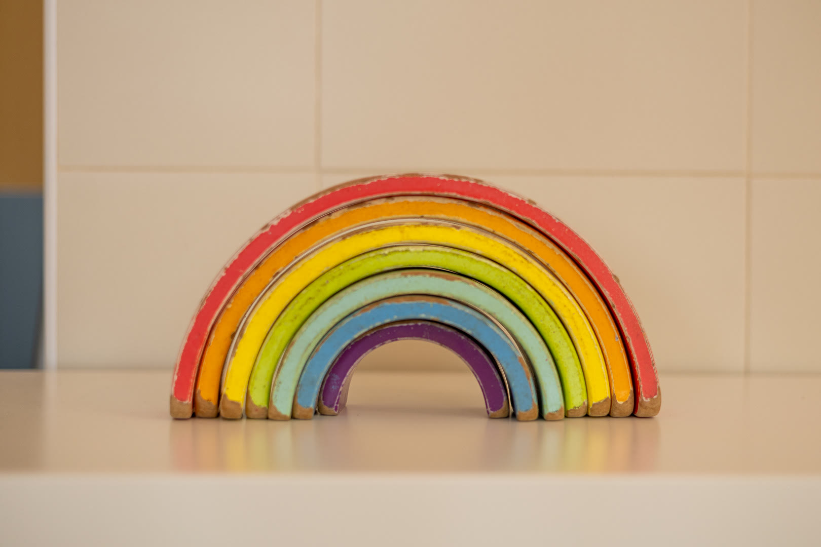 L'arcobaleno in legno a sette archi impilati.