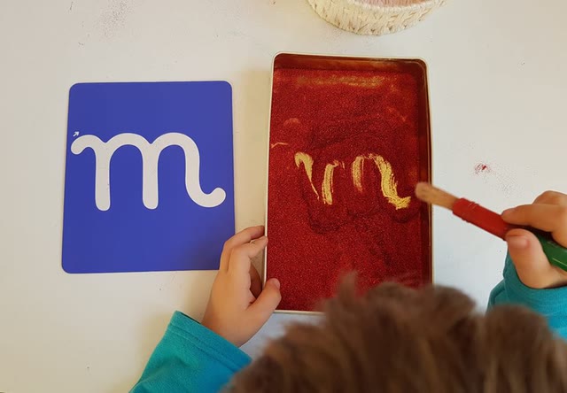 Il vassoio con la farina Montessori