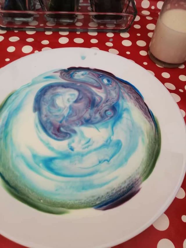 L’approfondimento: Magic milk science experiment!