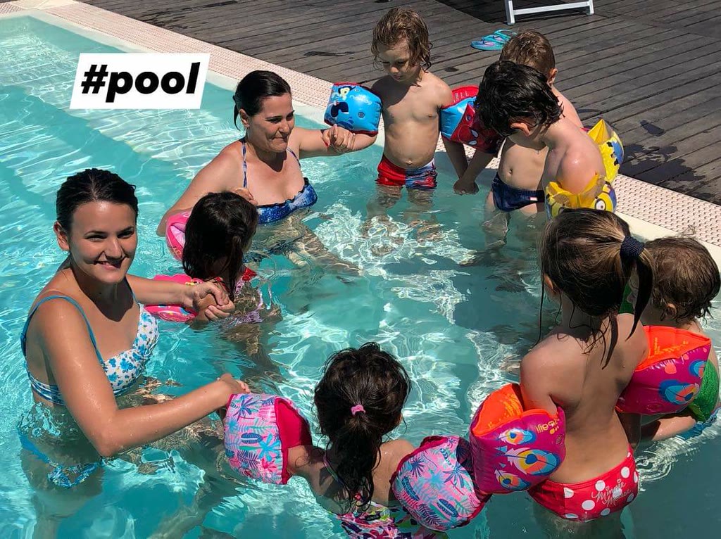Estate in blu: una mattina da turisti in piscina nella propria città!